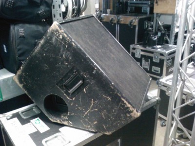 En av de fyra 15" JBL 2155H monitorerna