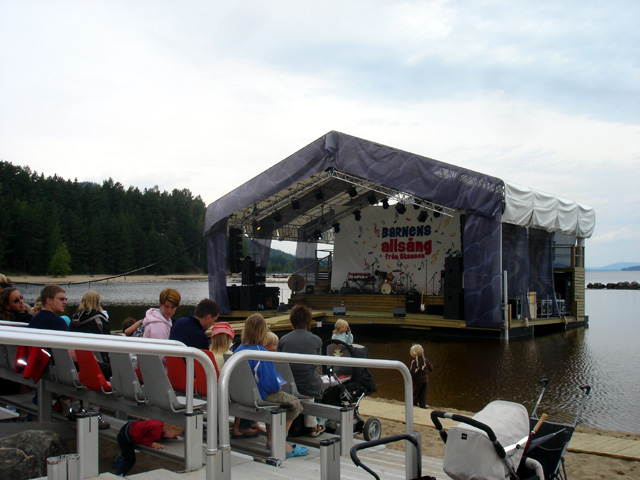 Efter soundcheck, notera trallen i förgrunden som fick tjäna som väg.