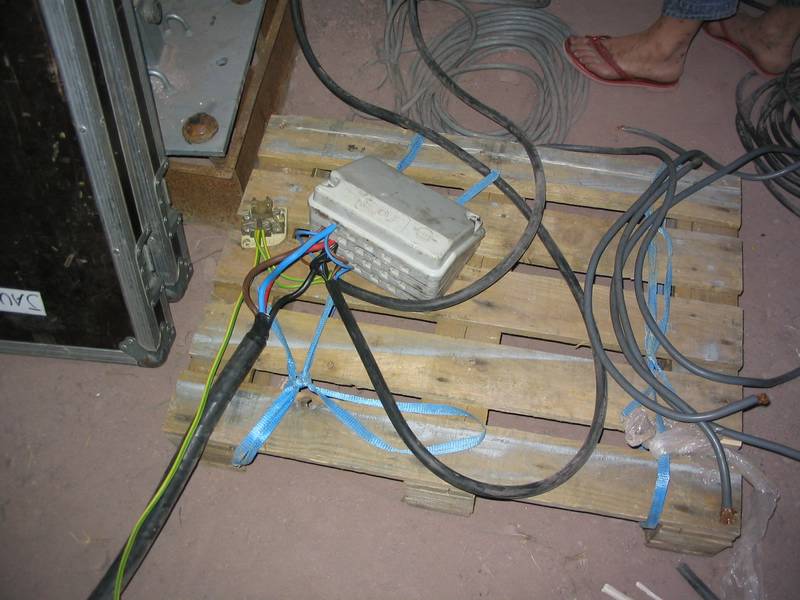 Otäck afrikansk elektricitet.
<br />Detta var scenbyggarnas riggingström.