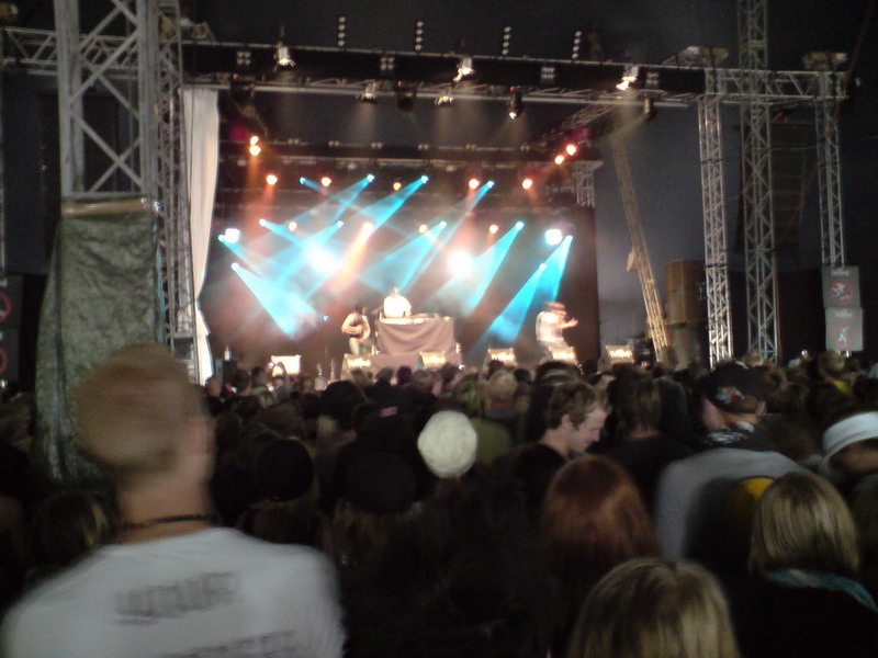 Mange Schmidt på Atlantis, MeyerSound MILO