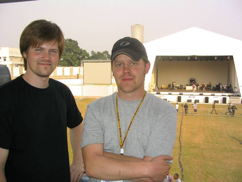 Micke Sjöman och undertecknad uppe med allt efter 4 dagars försening av utrustning och 1 dags riggning där allt som kan strula strulade. Afrikaner jobbar inte som vi svenskar är vana att jobba, klocka existerar inte...