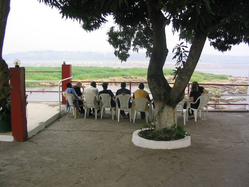 Relaxing. Crewet+Våra lokala videosnubbar tog det lugnt vid Kongofloden. Kingshasha i bakgrunden på andra sidan vattnet.