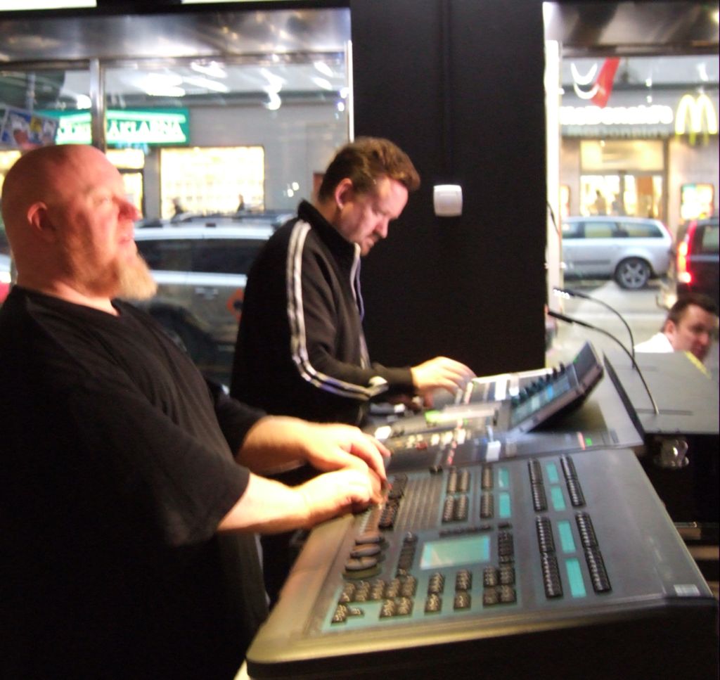 Hanois FOH Antti och Tintin (TT) på ljus, under soundcheck.
