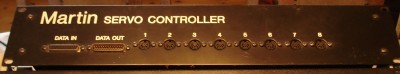 Servokontrollern. Data in kommer från kontrollern och DIN-pluggarna går en till varje huvud.