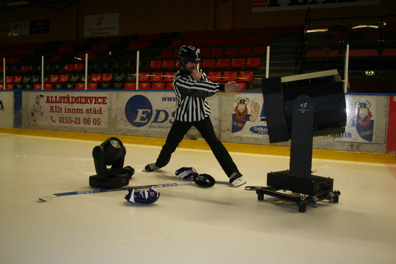 Domarn går emellan det våldsamma slagsmålet.