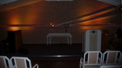 Bakom "plankan" (som symboliserar vatten) sitter en ljusslang (som inte var tänd på första bilden).