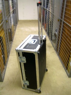 2x gångjärn på baksida, handtag på ovansidan