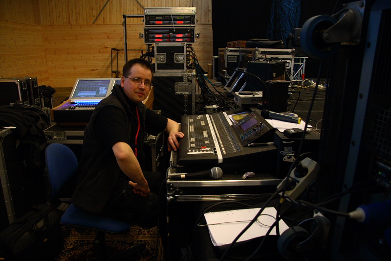 Ecke i snygg pose framför LS9-32