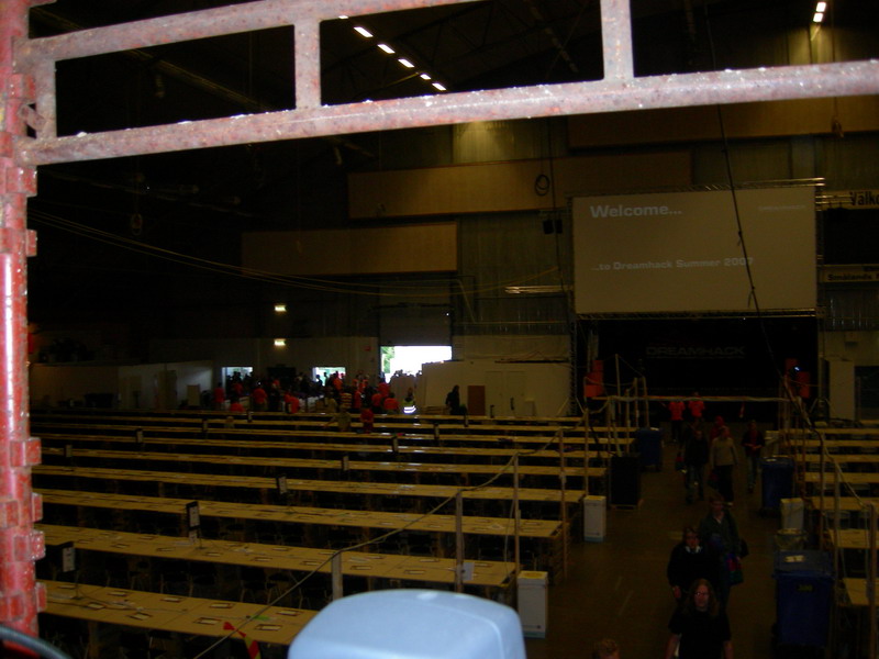 Deltagare påväg in i D-hallen (aka tips-hallen)