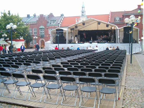 Scengolv av HAKI med tält som tak