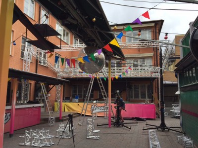 Ett ben kvar, Scentak