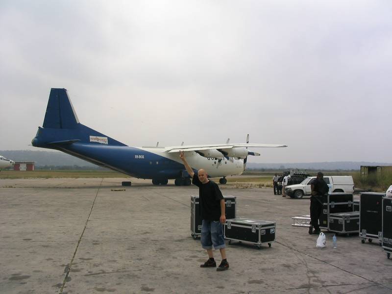 Ivan Spee vid flygplanet som flög ner grejjerna.