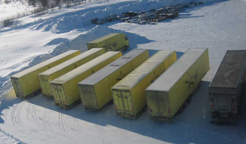 Delar av trailerparken utanför arenan..