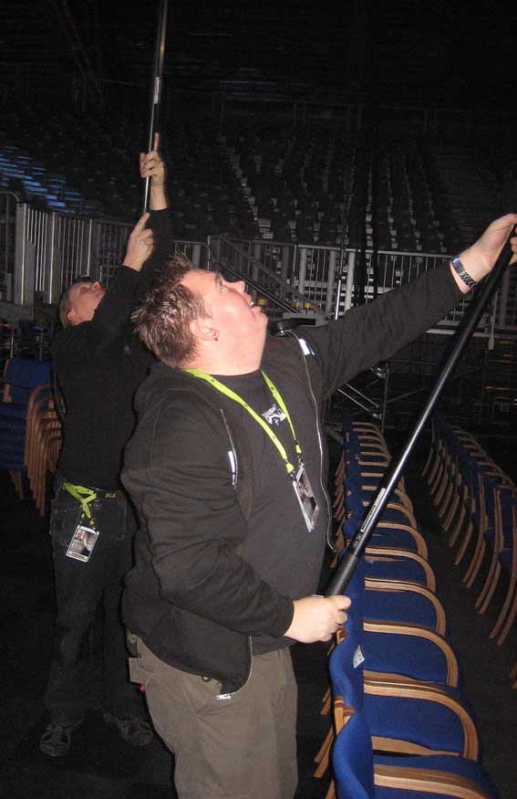 Personalen övar på att rikta CColor med polpinne...