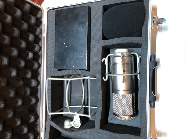 T bone sct 700. Ser helt ny ut. Mikrofon, puffskydd, pop-filter, mikrofonhållare, förvaringscase samt nätagg till mikrofonen ingår. Prisidé: 1000 kr, nypris 1500kr