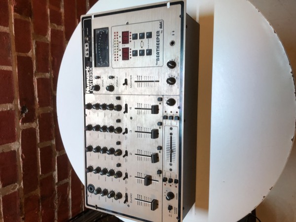 Numark DM1835X pro. Andra kanalens fader har lossnat och sitter lite löst, samt mixfadern har ingen plastgrej att dra i. Prisidé: 100 kr?