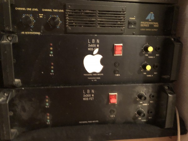 En LBN MOS-FET 600x2 W amp<br />En LBN MOS-FET 300x2 W amp