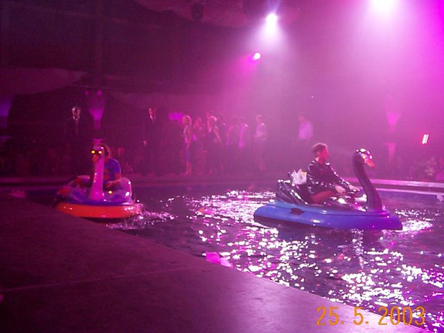 Bassängen som det svenska crewet badade i på sennatten och därmed stängde efterfesten:-)   Vaddå bad förbud?