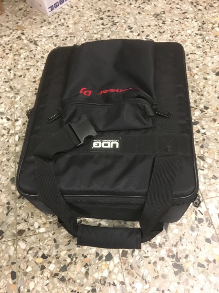 case till CD-spelare eller liknande 100kr